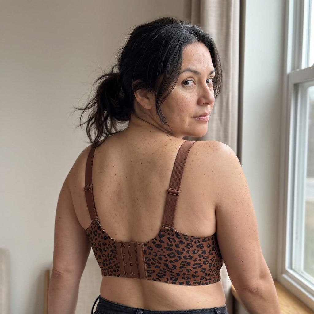 Brasier Lanomiz Negro leopardo, vista de espalda con banda ancha y broche de varias filas